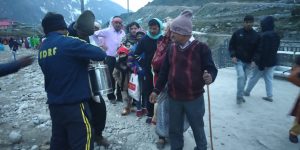 SDRF Uttarakhand police is serving tea in kedarnath