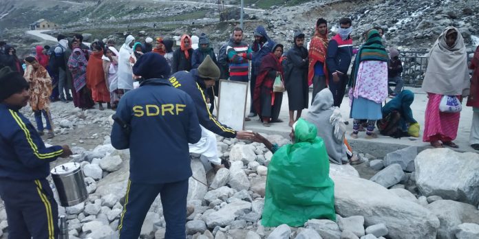 SDRF Uttarakhand police is serving tea in kedarnath